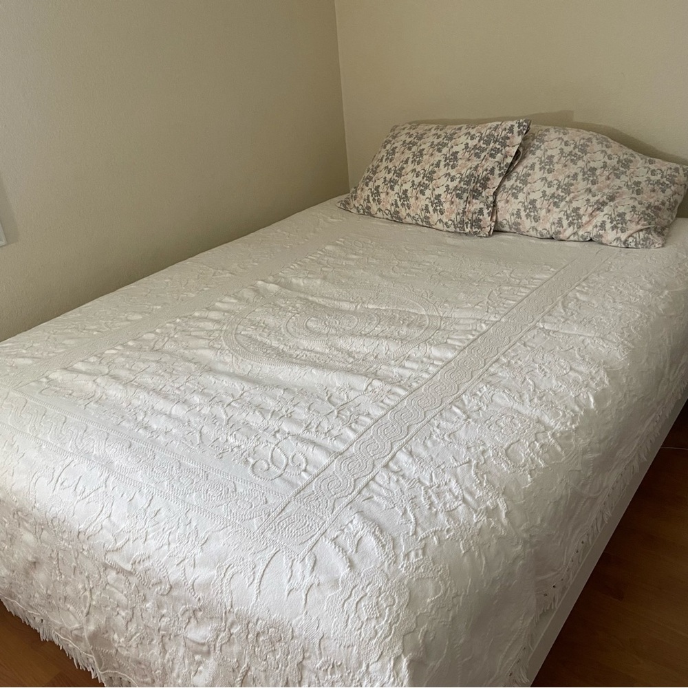 Crown Crafts Matelasse Medallion Floral Fringe Vintage Bedspread